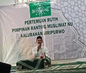 KH Ma'ruf Masduki Menyampaikan Tausiyah kepada jamaah dengan gaya khasnya, mengarusutamakan pentingnya menjaga ritme hidup tenang di era serba cepat. 